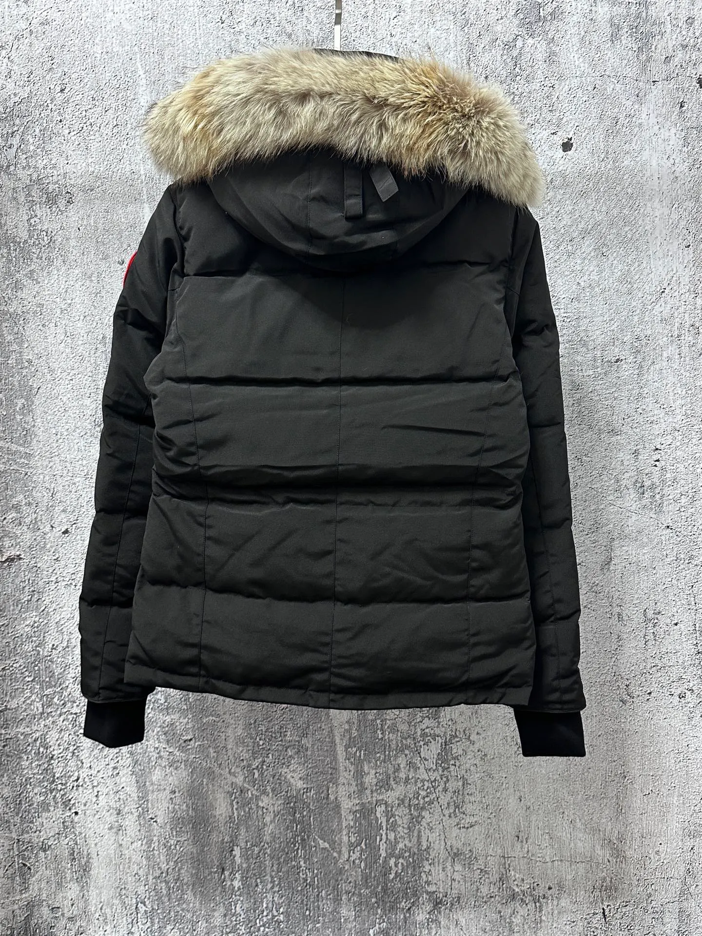 P840 【Canada gooseChelsea】Women's parka down coat, warm and comfortable. The adjustable hood features a high collar and concealed snap closure for extended coverage. And for greater protection against the elements, the detachable wolf fur collar. It features a sturdy YKK® two-way lockable zipper at the center front and a retractable waistband at the inner waist. Designed with internal straps for carrying over the shoulder. Fleece-lined exterior handwarmer pockets. Sturdy ribbed knit cuffs for cold protection and warmth. Sizes: XS-XL
